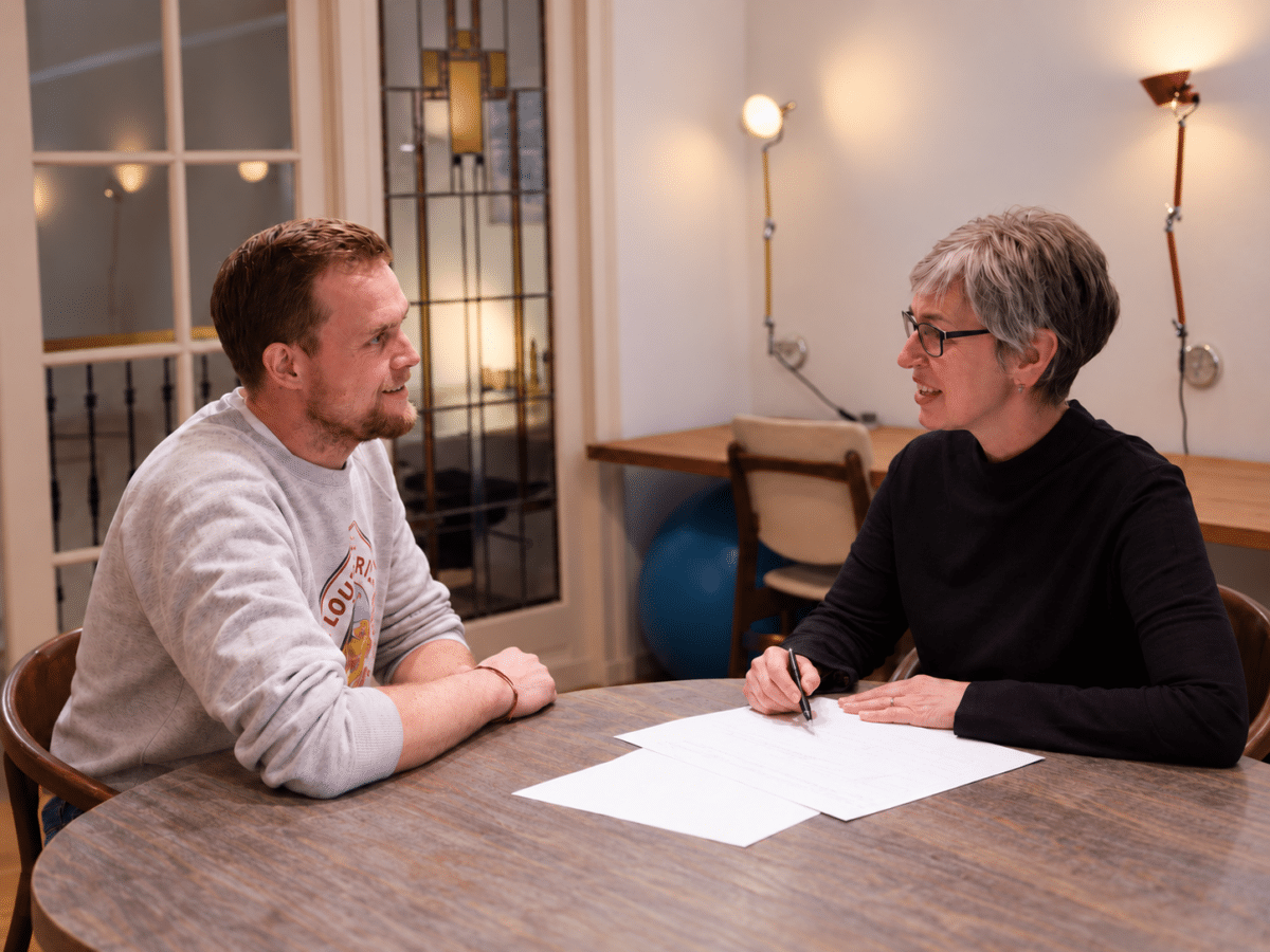 Birgit Arnold im persönlichen Gespräch mit einem Coachee